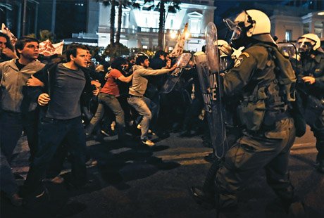 Protestos na Grécia durante a terceira greve geral dos últimos meses. Noriel Roubini "é só a ponta o iceberg"